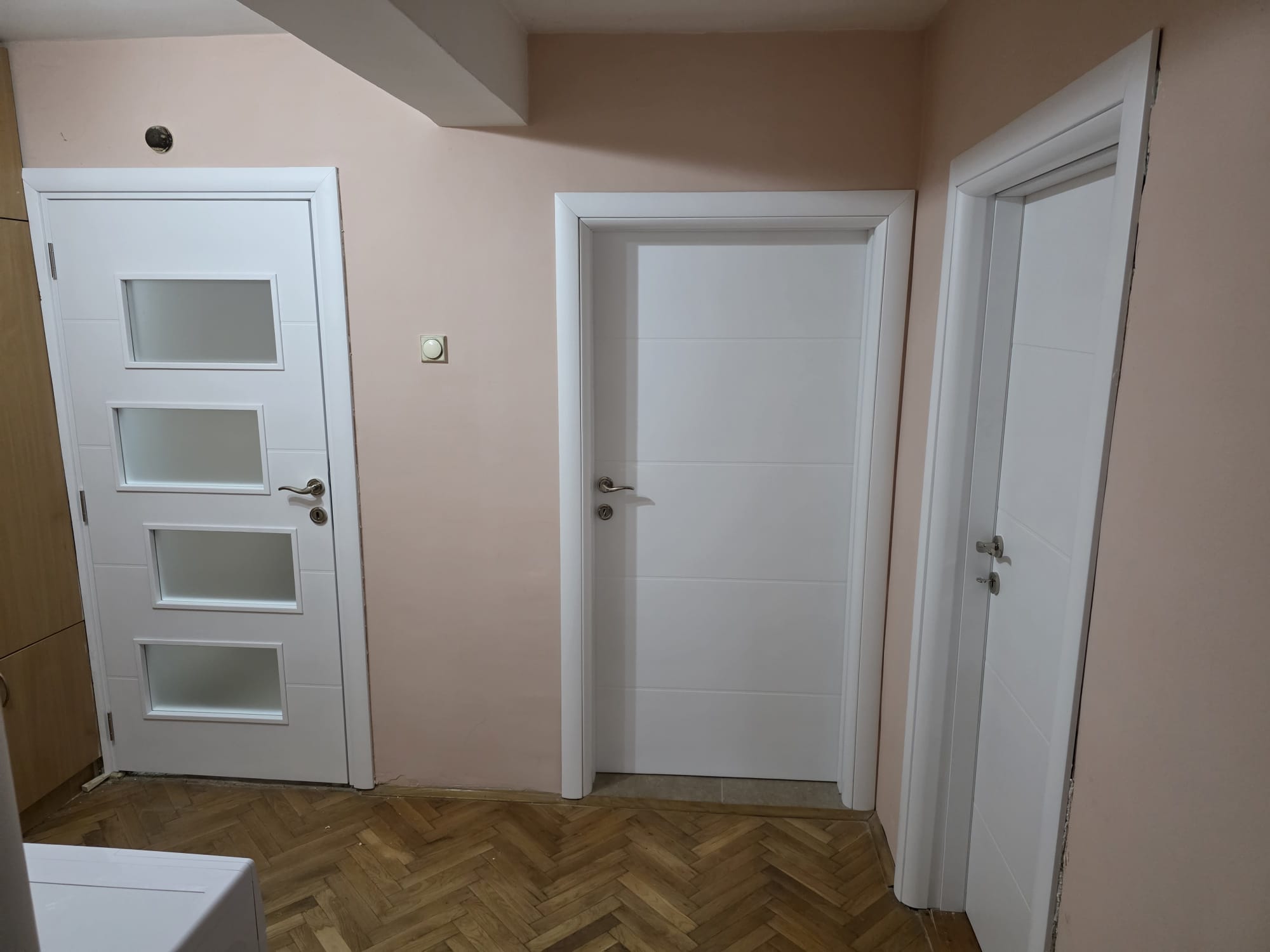 Više različitih belih vrata ugrađenih u enterijeru