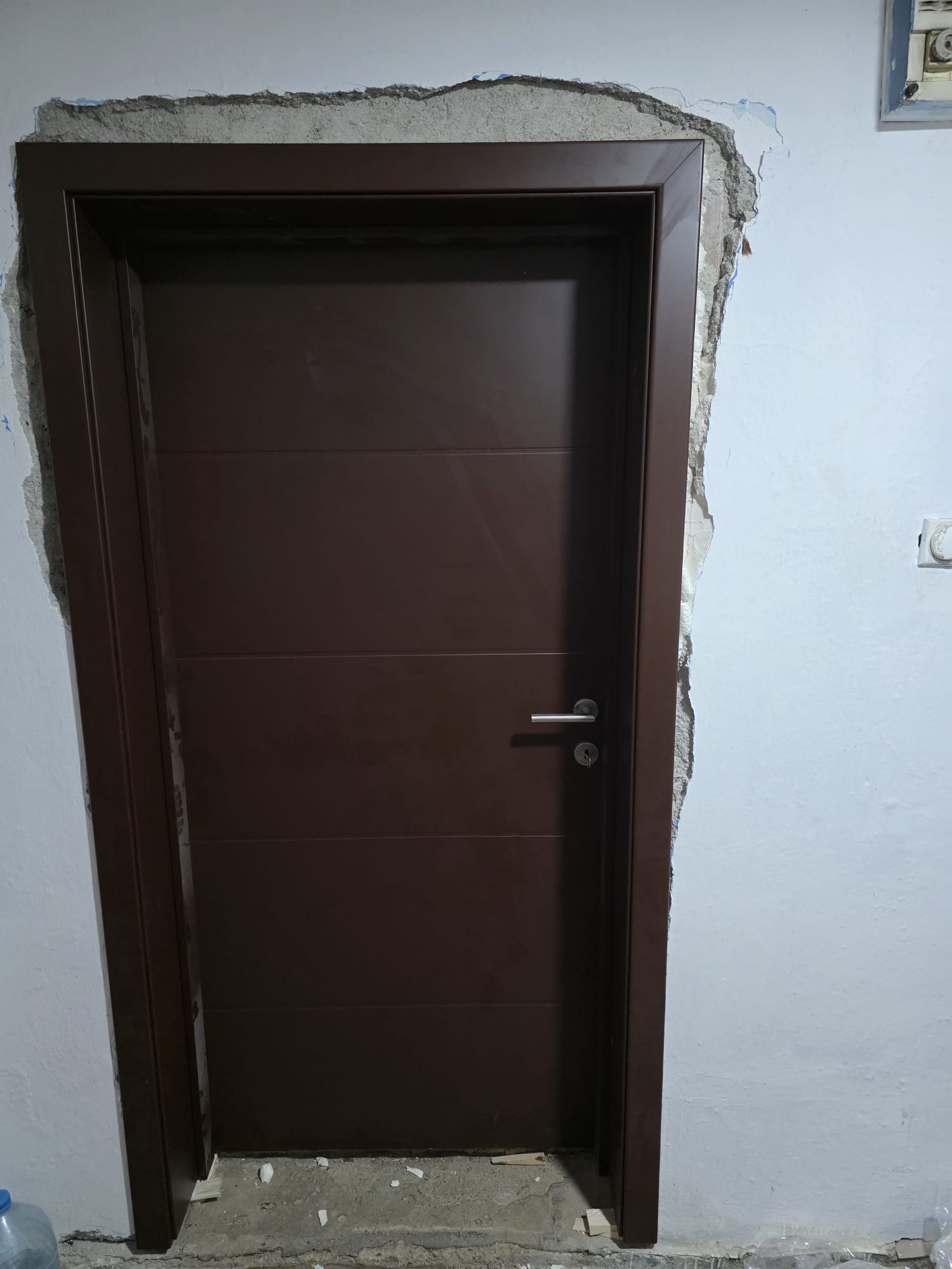Braon sobna vrata sa horizontalnim linijama