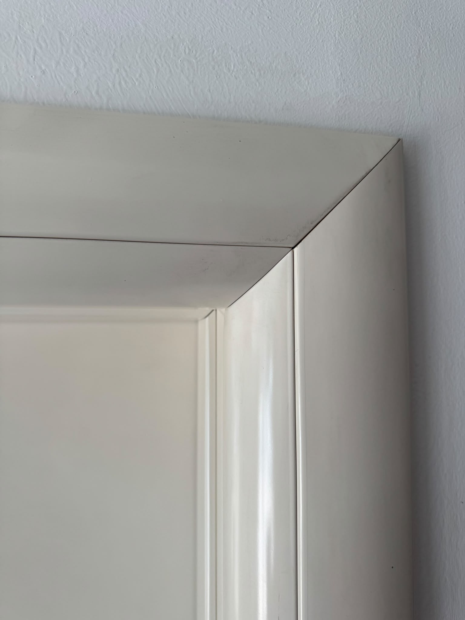 Detalj precizno spojenog ugla belog štoka
