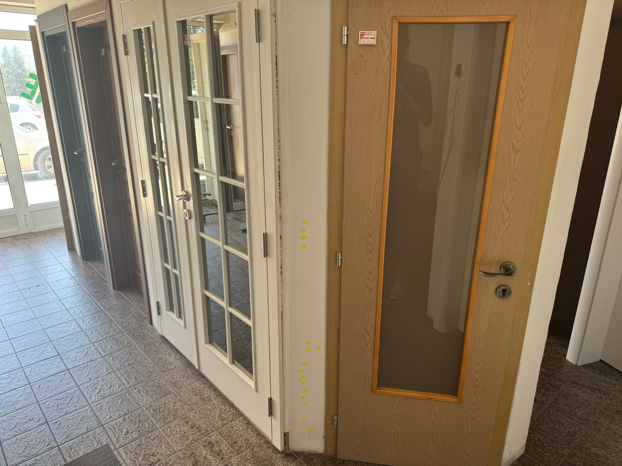 Različiti modeli vrata izloženi u salonu