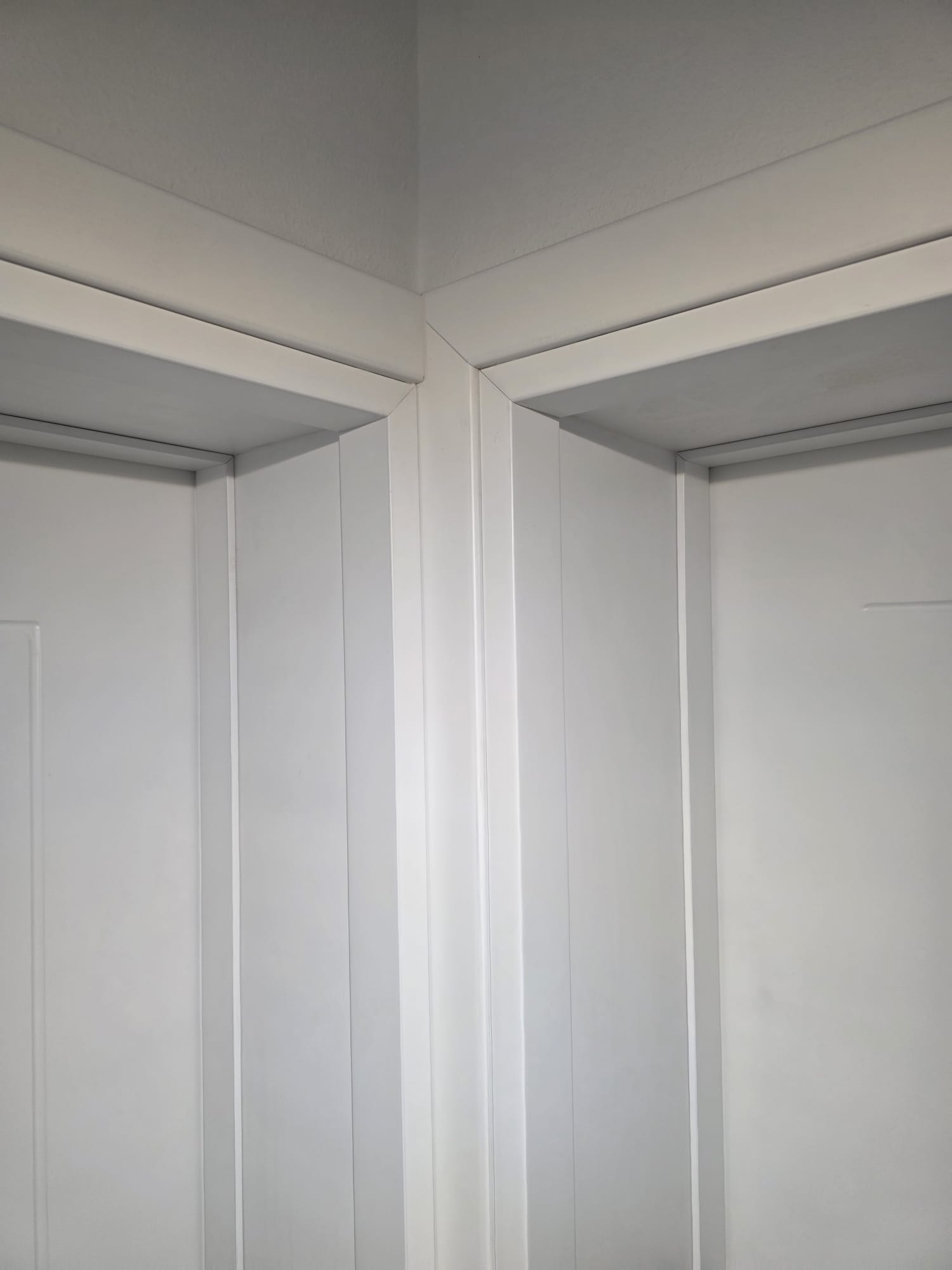 Detalj preciznog spoja dva bela štoka u uglu