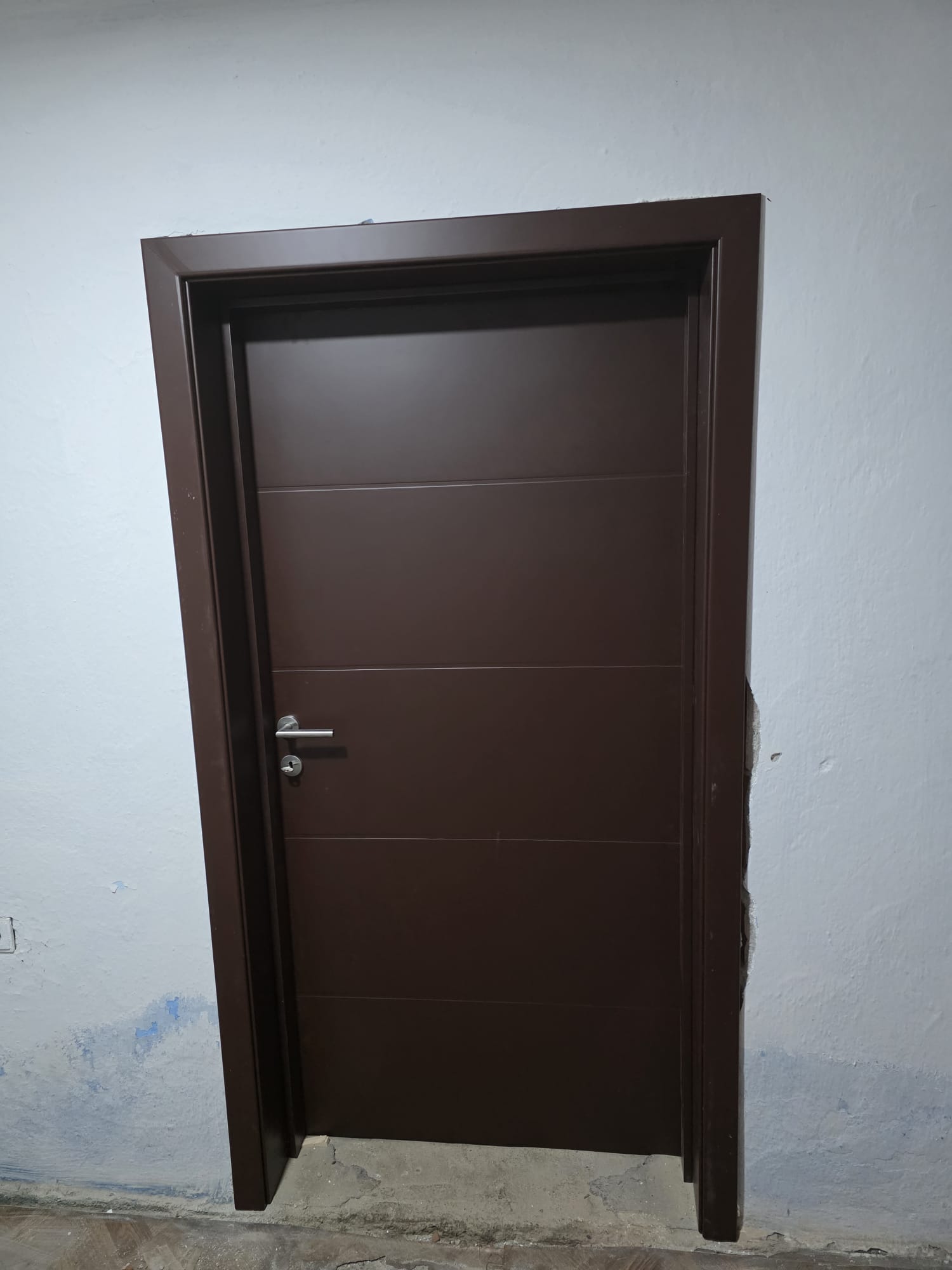 Braon farbana sobna vrata sa horizontalnim linijama