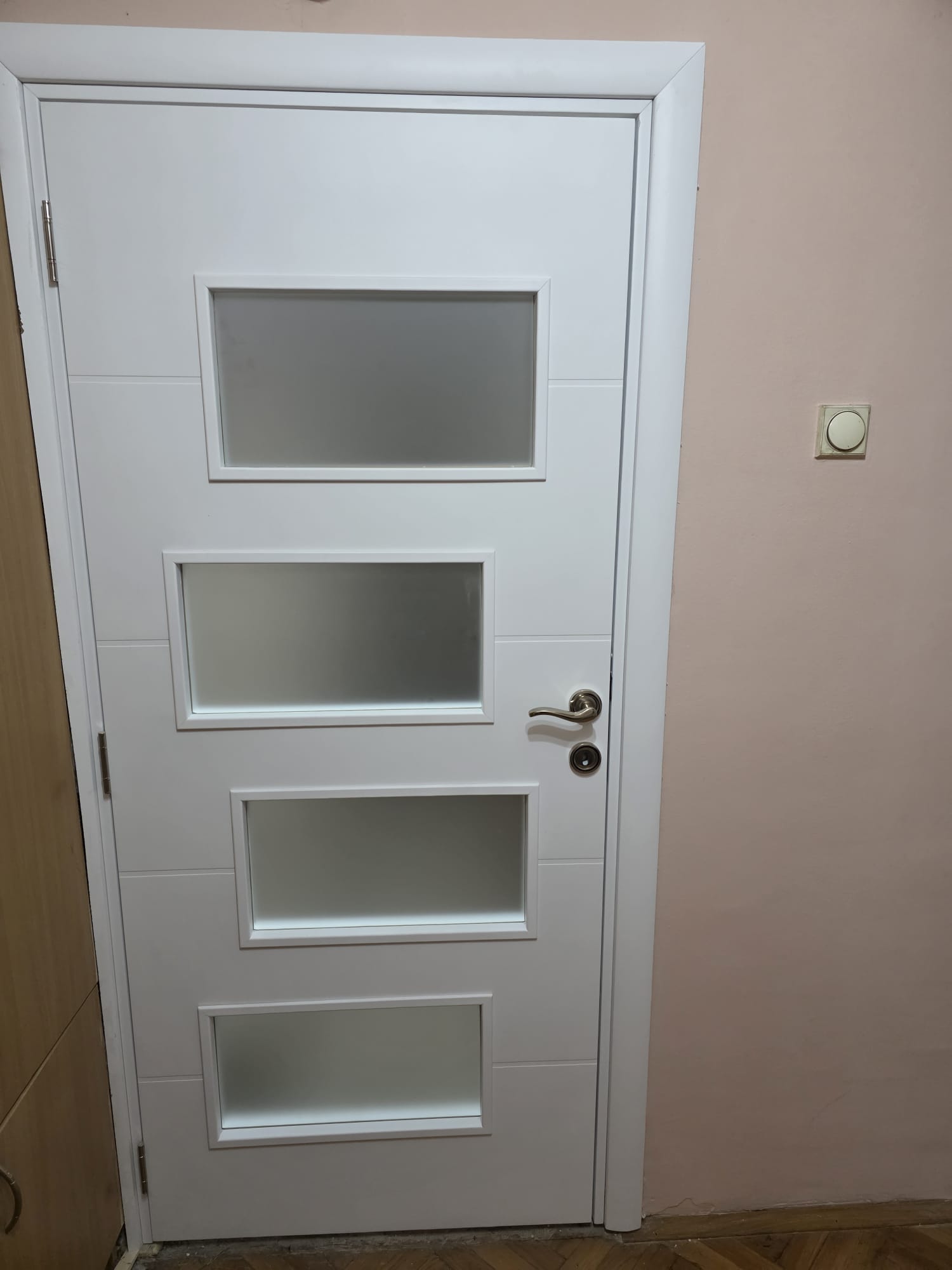 Bela farbana sobna vrata sa četiri matirana stakla